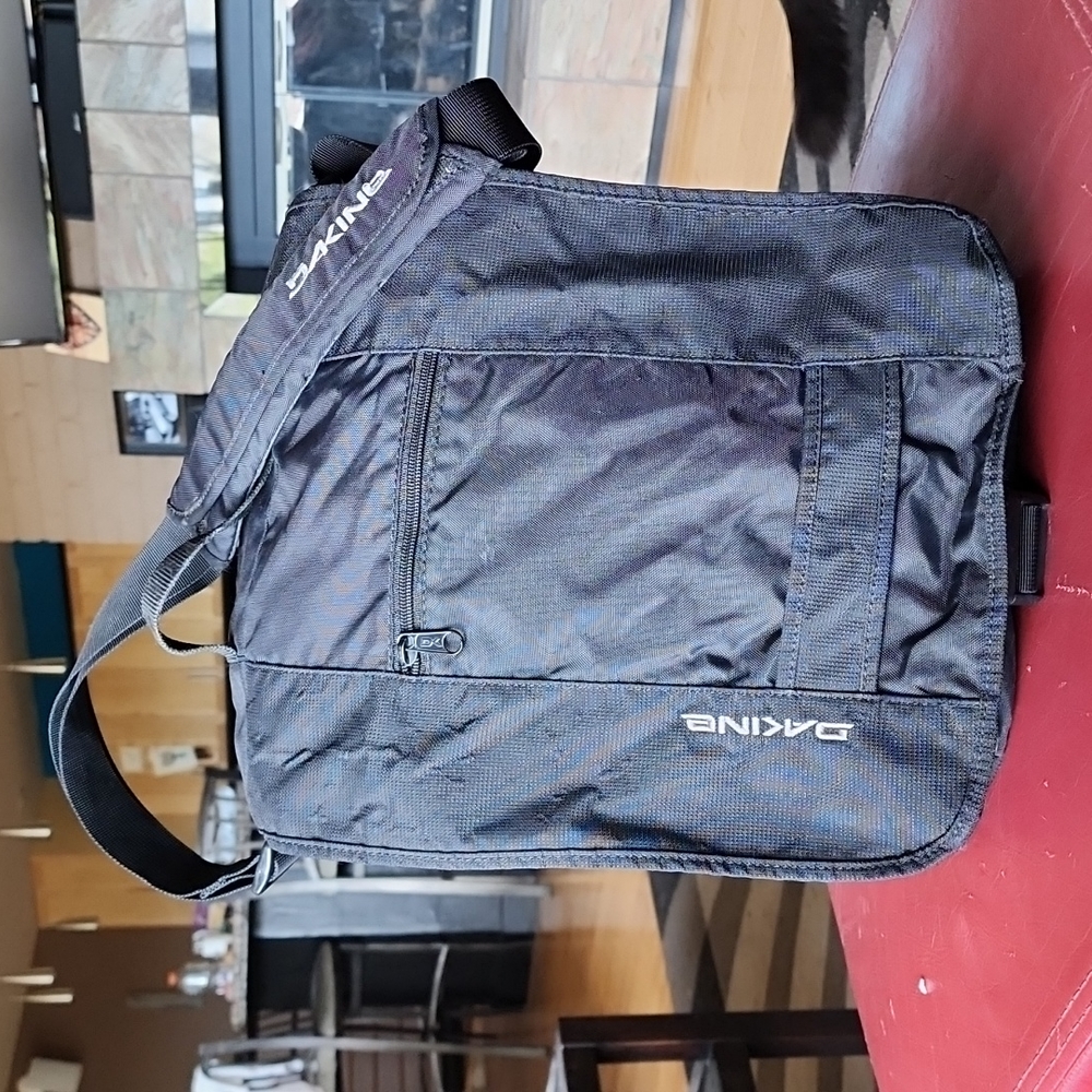 GUC Dakine: Messenger Laptop Shoulder Bag, Black